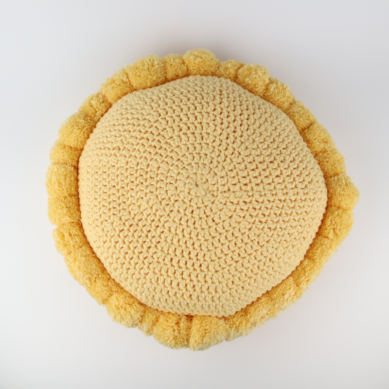 Sierkussen rond geel met pompons