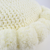 Sierkussen rond wit met pompons